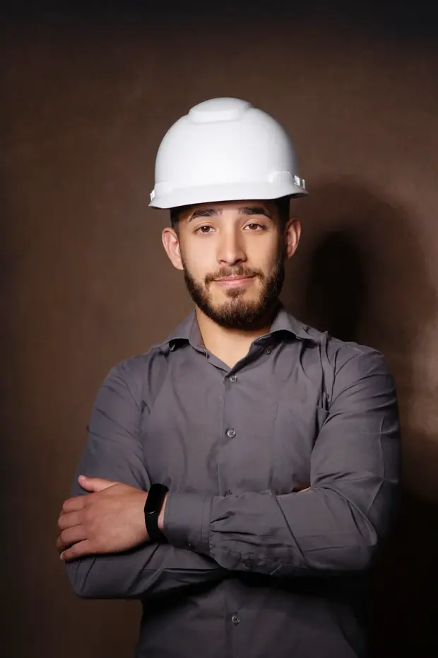 Kevyn Colaço com capacete de engenharia